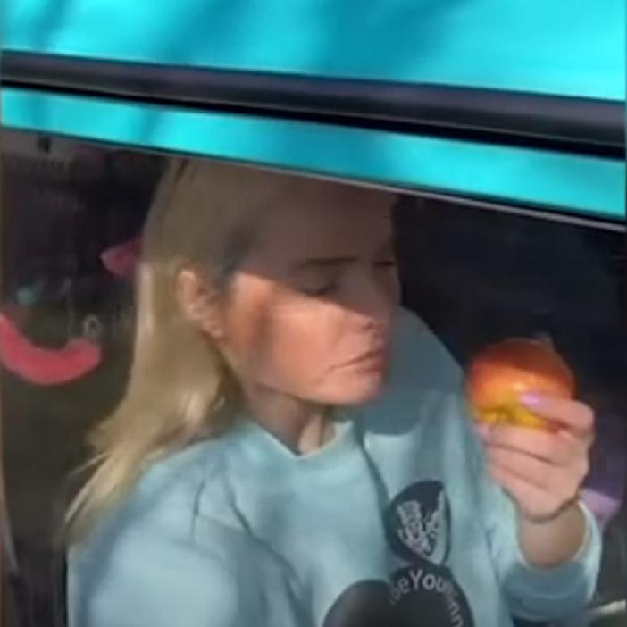 Как разрезать яблоко пополам без ножа? Россиянка нашла выход из трудной ситуации: видео