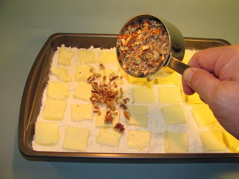 Простой в приготовлении пирог с вишней и ананасами: тесто даже не придется замешивать