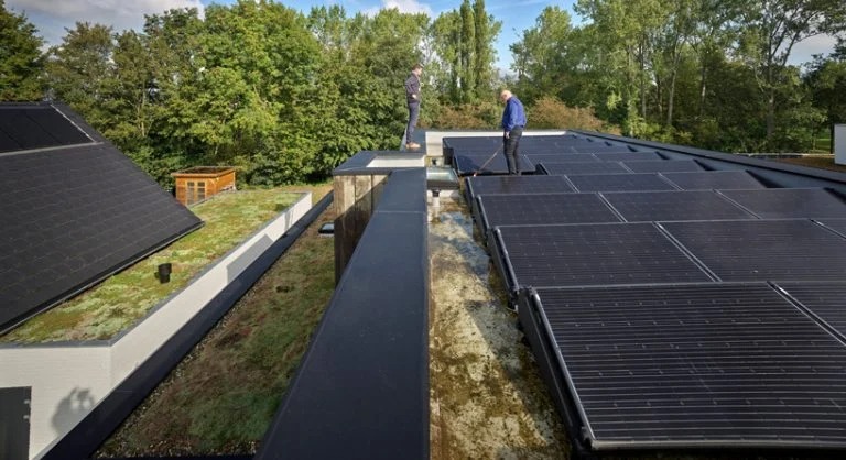 В Нидерландах построили дом с 32 солнечными батареями и тепловым насосом. Хозяева могут не только заряжать свой электромобиль, но и забыть о высоких счетах за свет