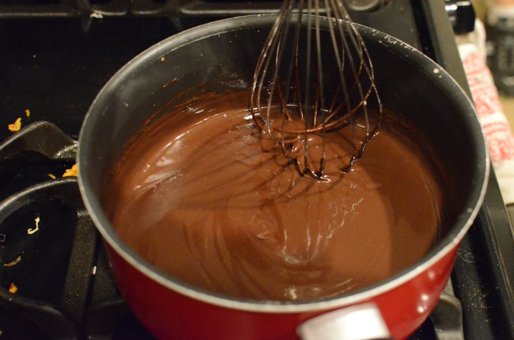 Брауни готовлю по особому рецепту: двухцветное тесто заливаю карамельным сиропом, чтобы десерт получился еще более сочным