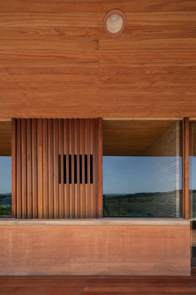 Архитекторы построили дом со стенами из утрамбованной земли в сельской местности Бразилии: глиняные элементы продолжаются и внутри дома (фото)