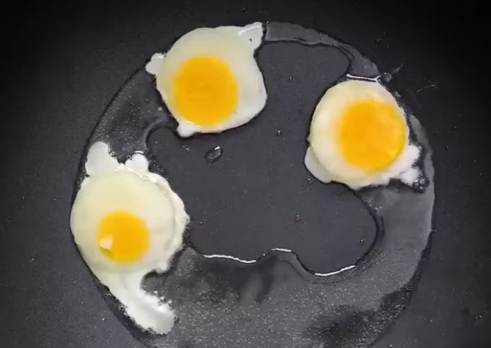 Креативные идеи с куриными яйцами: мини яичницы из замороженного продукта