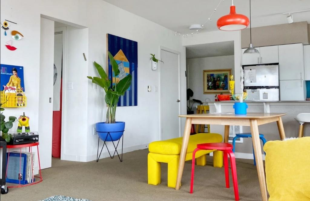 Девушка арендовала квартиру с белоснежным интерьером: как ей удалось добавить красок помещению
