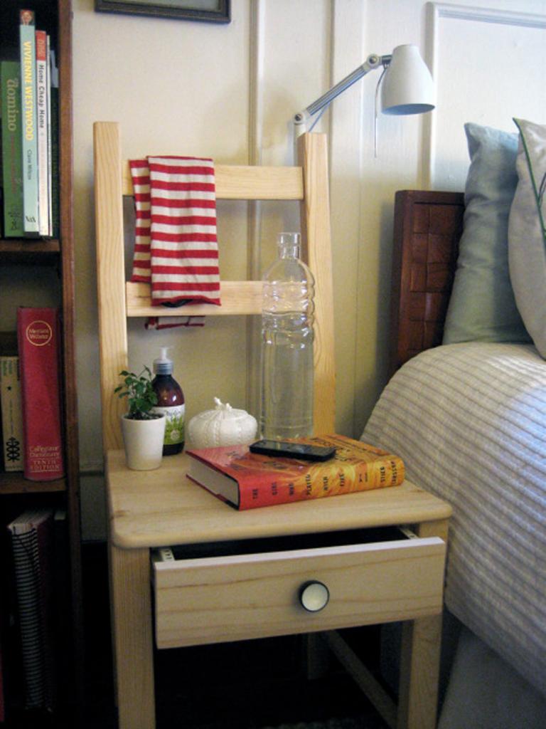 Из обычного стула сделал удобную прикроватную тумбочку: идеальное решение для маленькой спальни