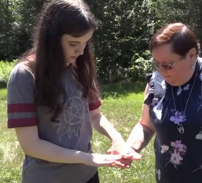 Девушка потеряла кольцо в саду, но спустя 9 месяцев нашла его, когда вырос чеснок