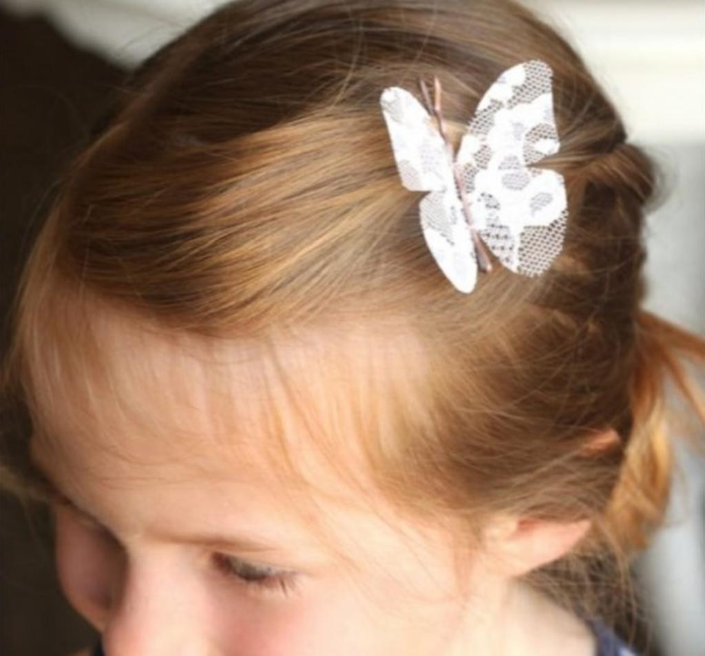 Сделала симпатичные заколки для волос с кружевной бабочкой. Очень простой способ, а смотрится мило и нежно
