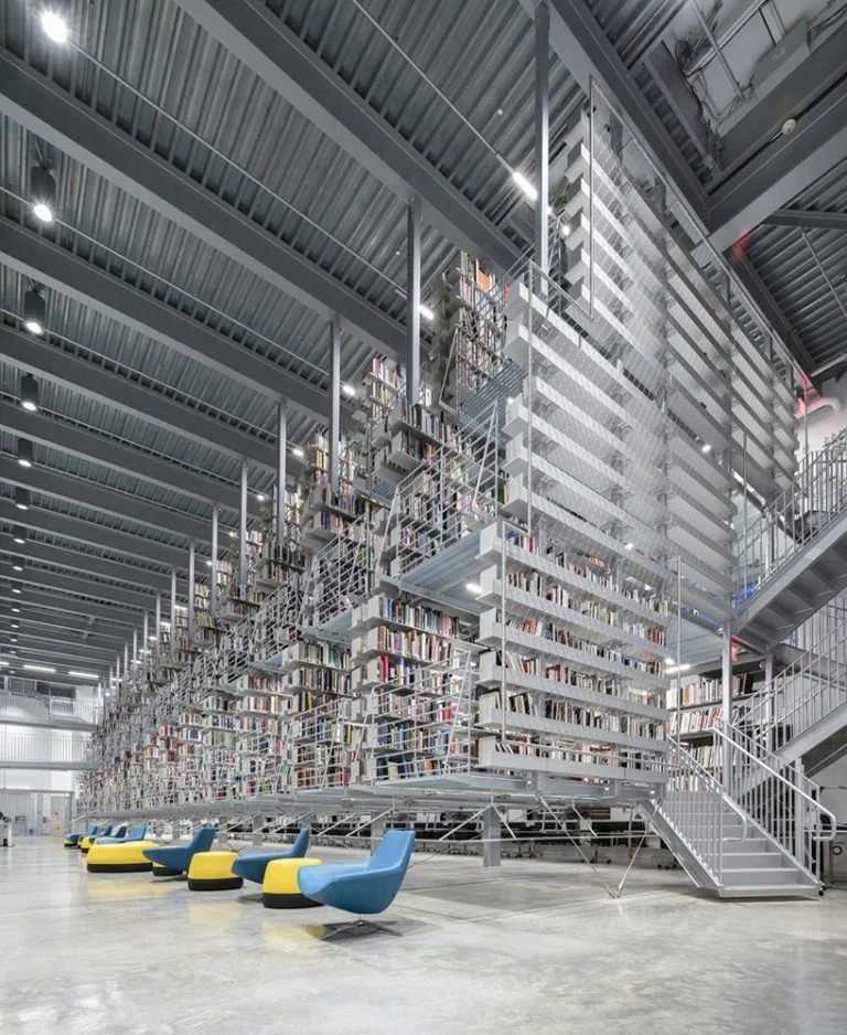 Архитектор обновил библиотеку университета в Нью Йорке, добавив подвесные книжные стеллажи. Кажется, будто полки с литературой как по волшебству парят в воздухе