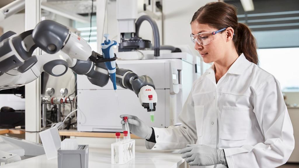 Работа без выходных, больничных и отпуска: в Великобритании научных сотрудников в лабораториях заменят роботами