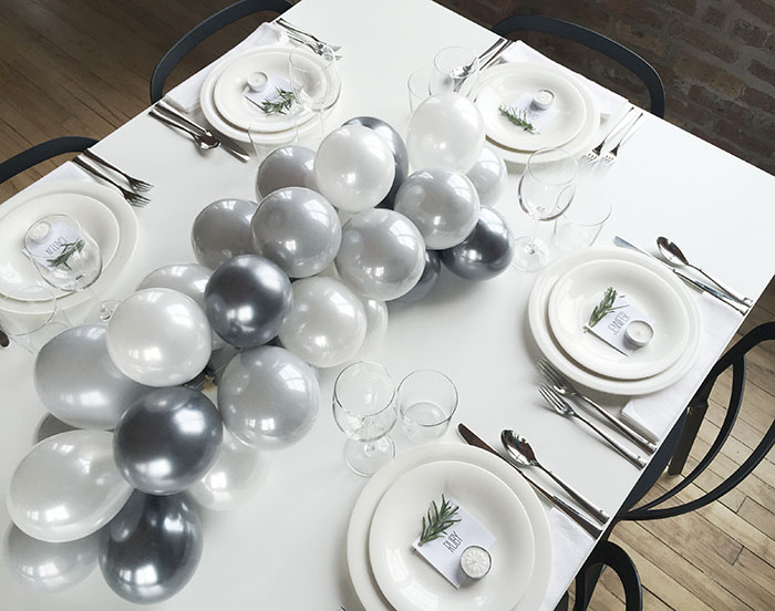 Для праздничного стола сделала красивую композицию из воздушных шаров. Очень простой и экономный способ создать атмосферу и настроение