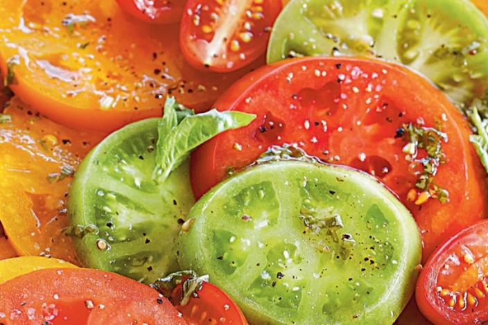Просто помидоры и приправы, но в этом сочетании они особенно вкусны: рецепт необычного салата