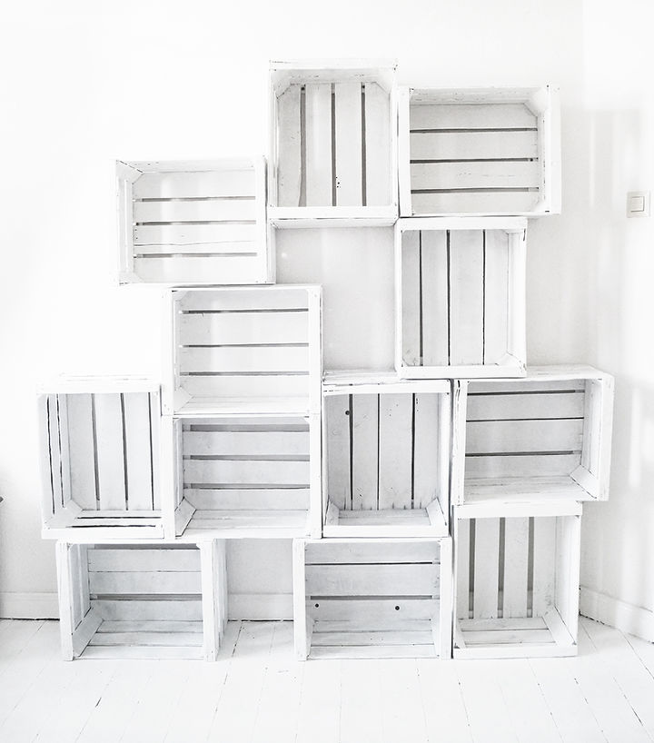 Перекрасила накопившиеся ящики в белый цвет и собрала из них шкаф с полками: стильно, просто и бюджетно