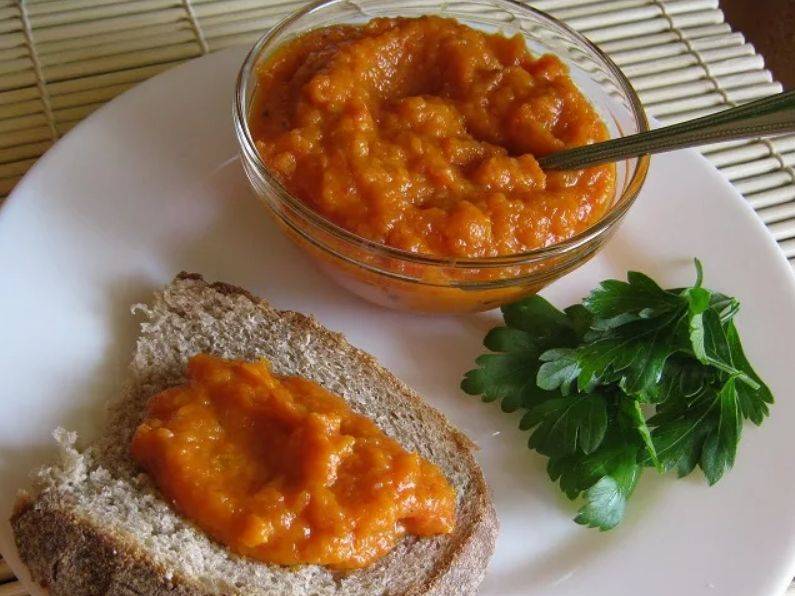 Добавить морковь или перец - выбор за вами: как сделать вкусную кабачковую икру