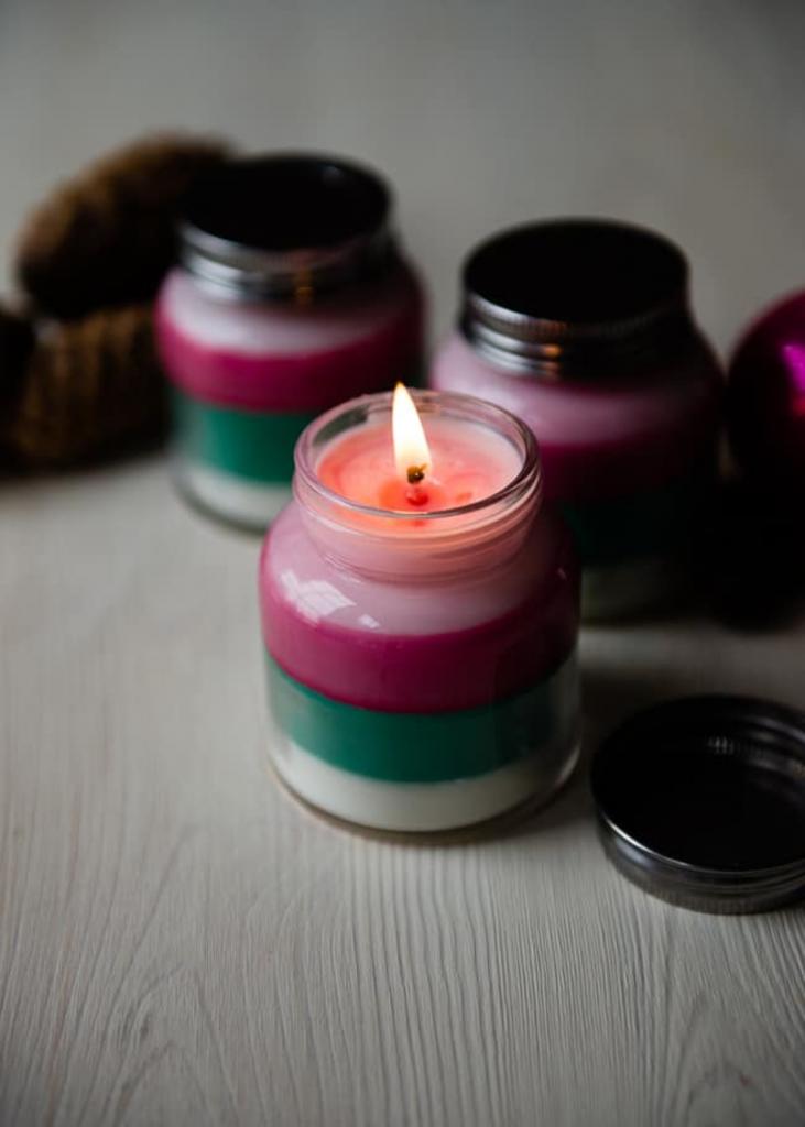 Научилась сама делать многослойные ароматические свечи. Они очень красиво смотрятся, и им можно придать любой запах