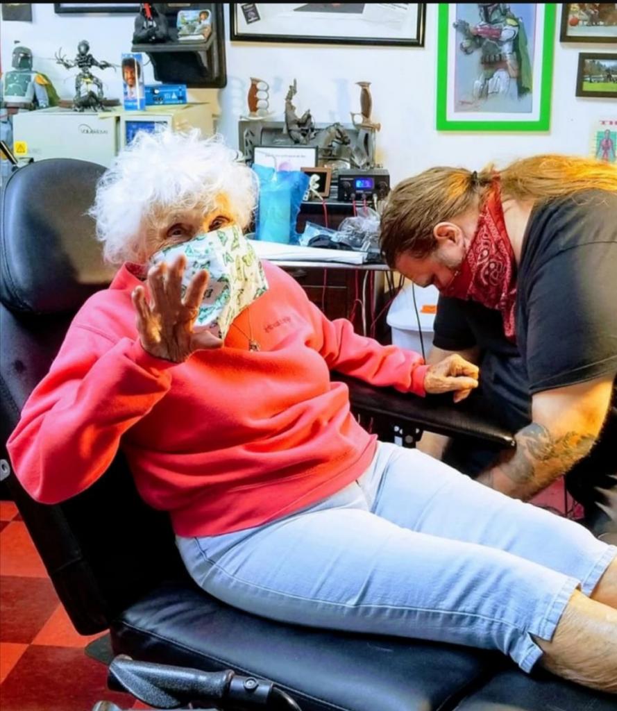 Набила тату и каталась на мотоцикле: так бабушка отметила свое 103-летие