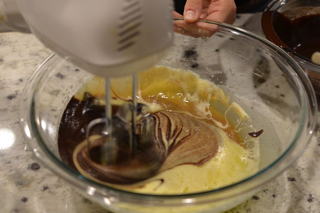 Брауни готовлю по особому рецепту: двухцветное тесто заливаю карамельным сиропом, чтобы десерт получился еще более сочным