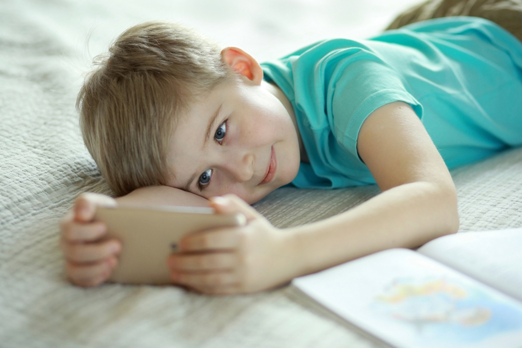 Исследования показали, что пользование гаджетами улучшает концентрацию внимания у ребенка