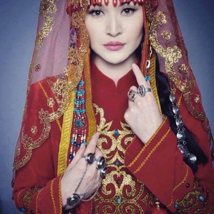 Kazakh traditional. Красивые национальные костюмы. Казахские девушки в национальной одежде. Казашки в национальной одежде. Казахский костюм женский.