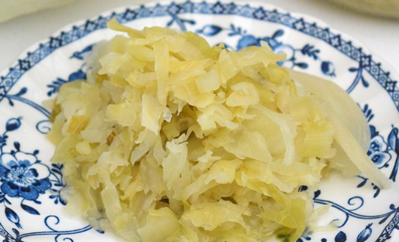 Каждый год мариную капусту по рецепту своих родителей: они используют морскую соль