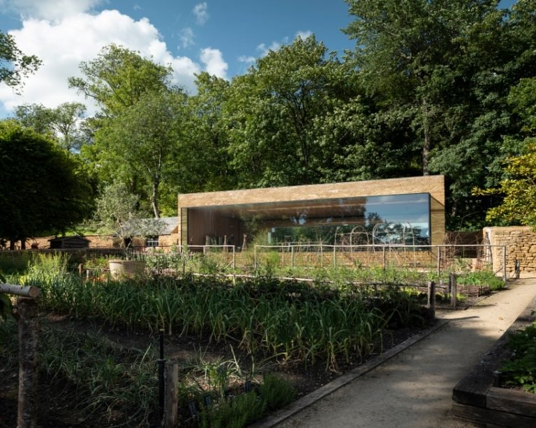 Ничто так не мотивирует, как огород: архитекторы построили тренажерный зал отеля с видом на плодоносящий сад