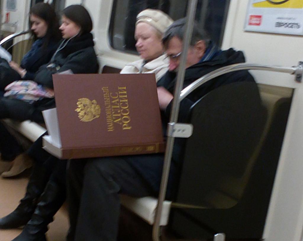 Классика литературы в подземелье: названы книги, которые чаще всего читают пассажиры московского метро