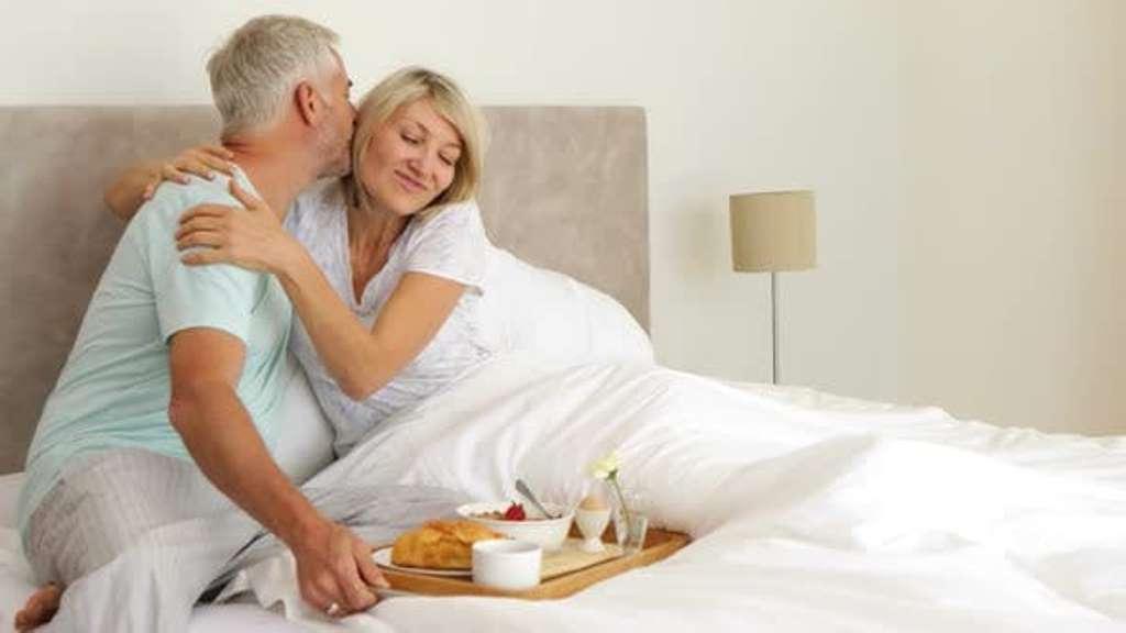 Чтобы любили друг друга до старости: какие вещи нужно разместить в изголовье кровати супругов согласно фэншуй