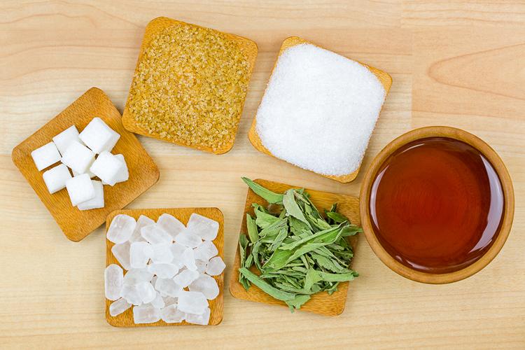 Сахар, мед, сироп агавы или стевия: ученые объяснили, что полезнее для организма