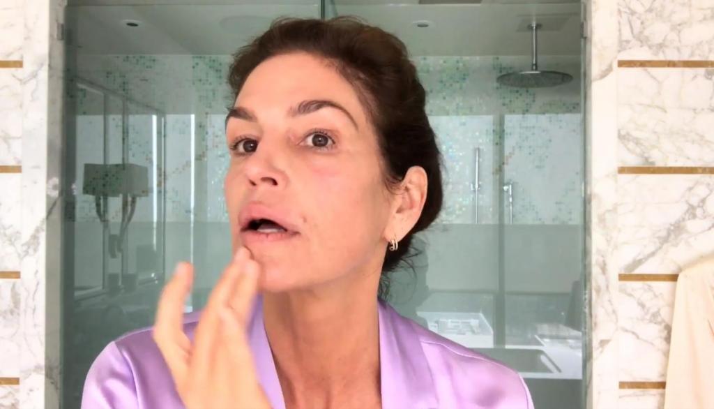 54-летняя Синди Кроуфорд показала, как она делает простой макияж за 10 минут