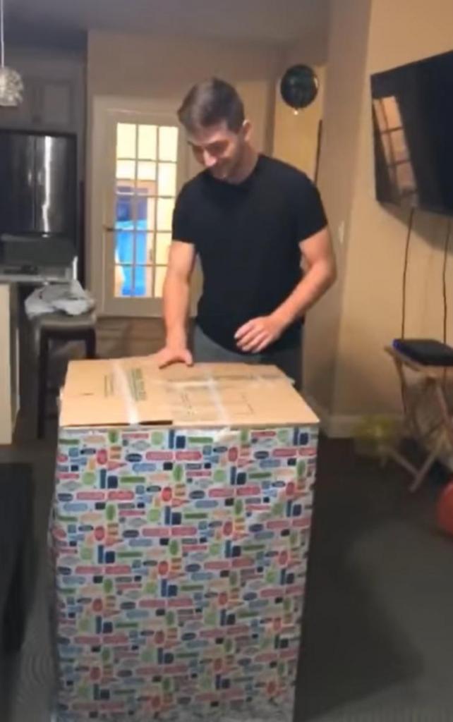 Вот что-что, а его не ожидал увидеть в подарочной коробке: друзья подготовили имениннику необычный сюрприз (видео)