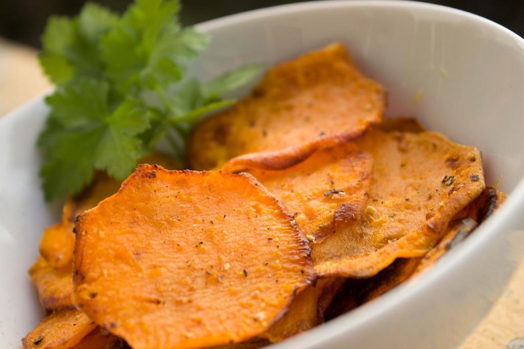 Морковные, яблочные и кабачковые: для всей семьи готовлю полезные и всеми любимые чипсы