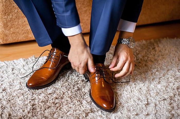 От запрета шорт в офисе до отказа от коричневой обуви: правила стиля, которые должны игнорировать все мужчины