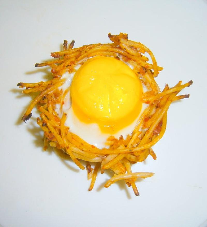 Из отварных спагетти и сырого яйца готовлю  гнезда : отличный вариант для сытного завтрака
