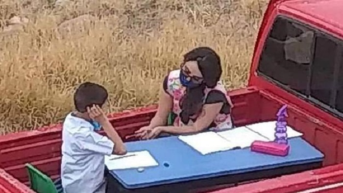 Мобильное образование: учительница переделала свой пикап в класс, чтобы учить детей во время пандемии
