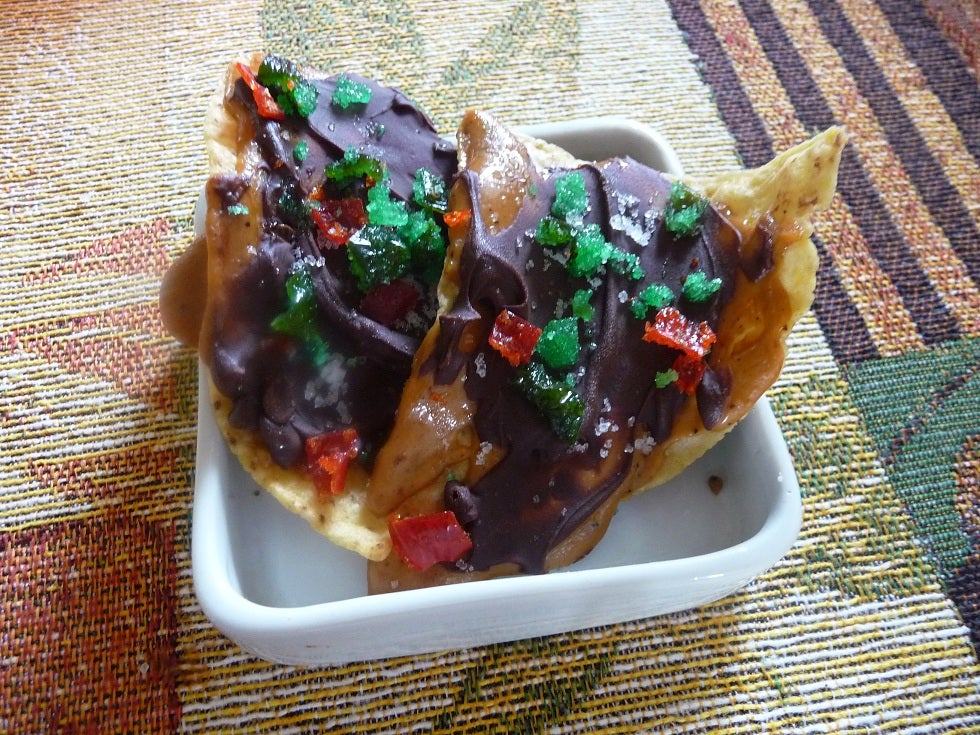 Сладкие чипсы с шоколадом, карамелью и карамелизированным перцем халапеньо: готовим остренькое лакомство