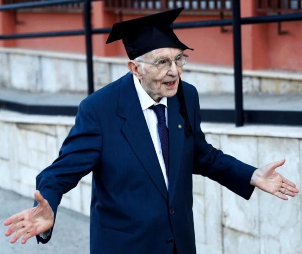 96-летний дедушка окончил с отличием колледж: фото с его выпускного