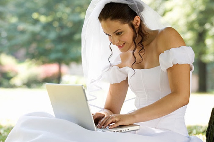 Невеста удивила своим списком требований к гостям: обязательны накладные ресницы и зарядки для смартфонов