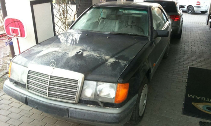 Швеция: в пыльном сарае мужчина нашел 32-летний Mercedes 300 CE с пробегом всего 98 км и выставил на продажу за 27 000 €