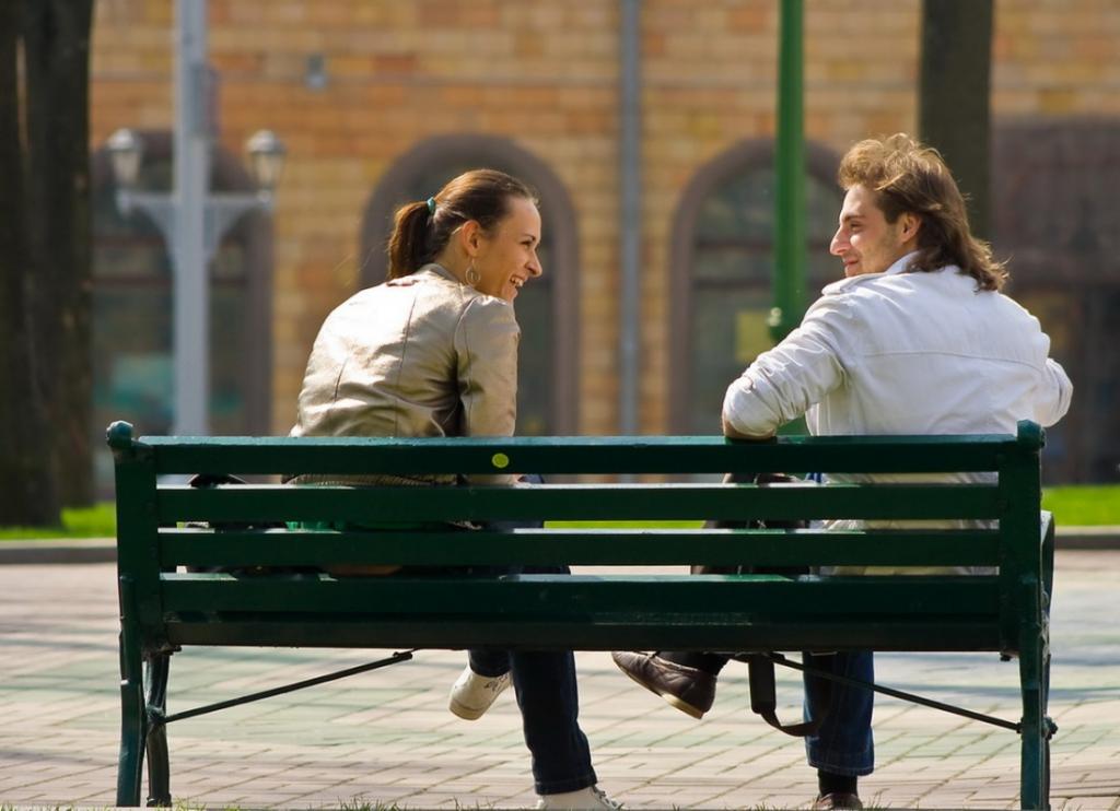 Разговоры с незнакомыми людьми полезны: случайные встречи вдохновляют нас выходить за пределы зоны комфорта