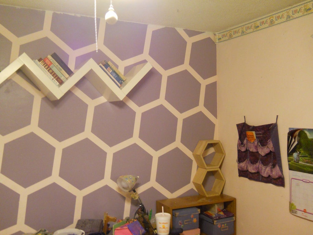 Фиолетовые соты, или Забавный орнамент для украшения комнаты: мастер класс по необычной покраске стен