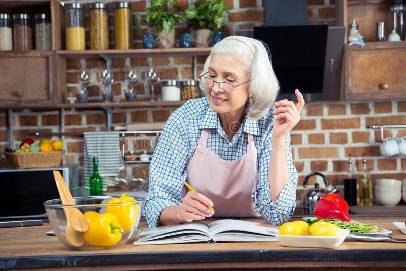 В 80 лет моя бабушка удивляет отменным здоровьем. Все благодаря принципам питания, которых она придерживается