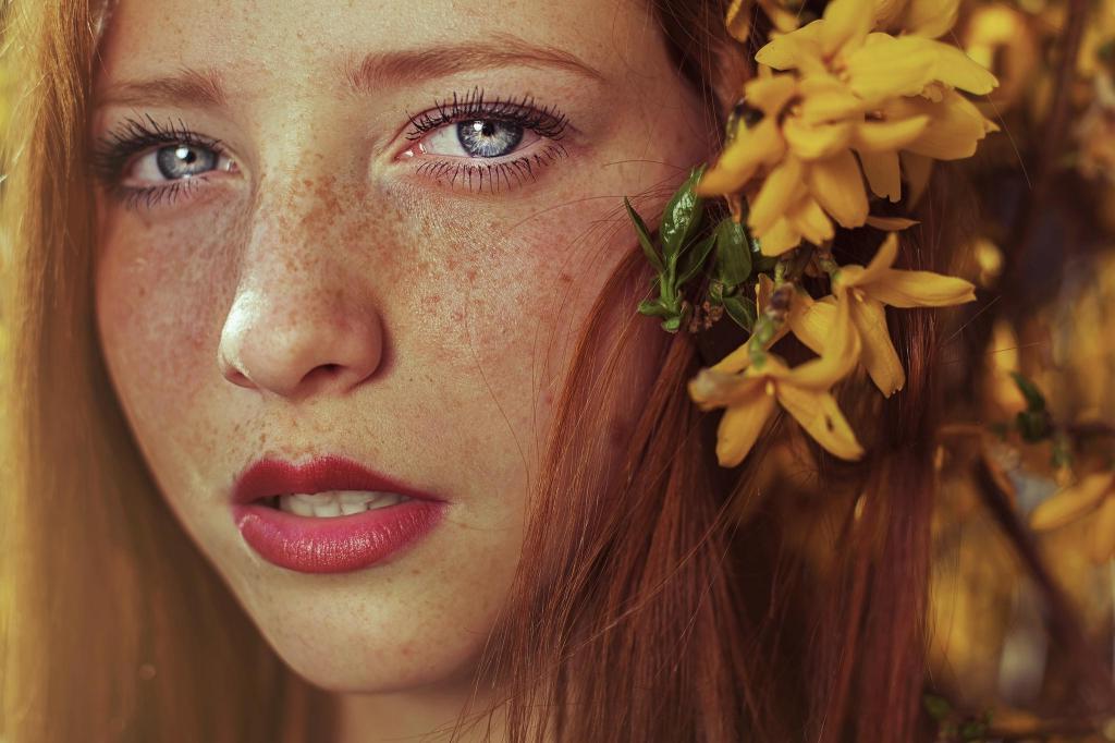 Не бойтесь наносить смелый макияж: 4 средства для мейкапа, которые стоит использовать девушкам с веснушками