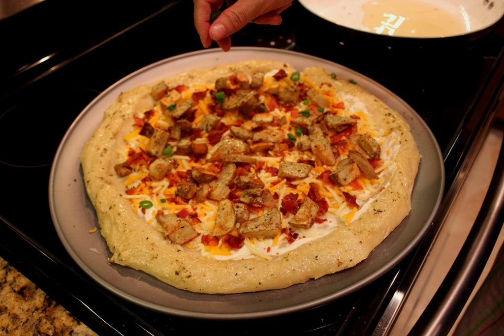 Очень люблю картофель, поэтому добавляю его даже в пиццу: рецепт сытного и очень вкусного блюда с запеченной картошечкой