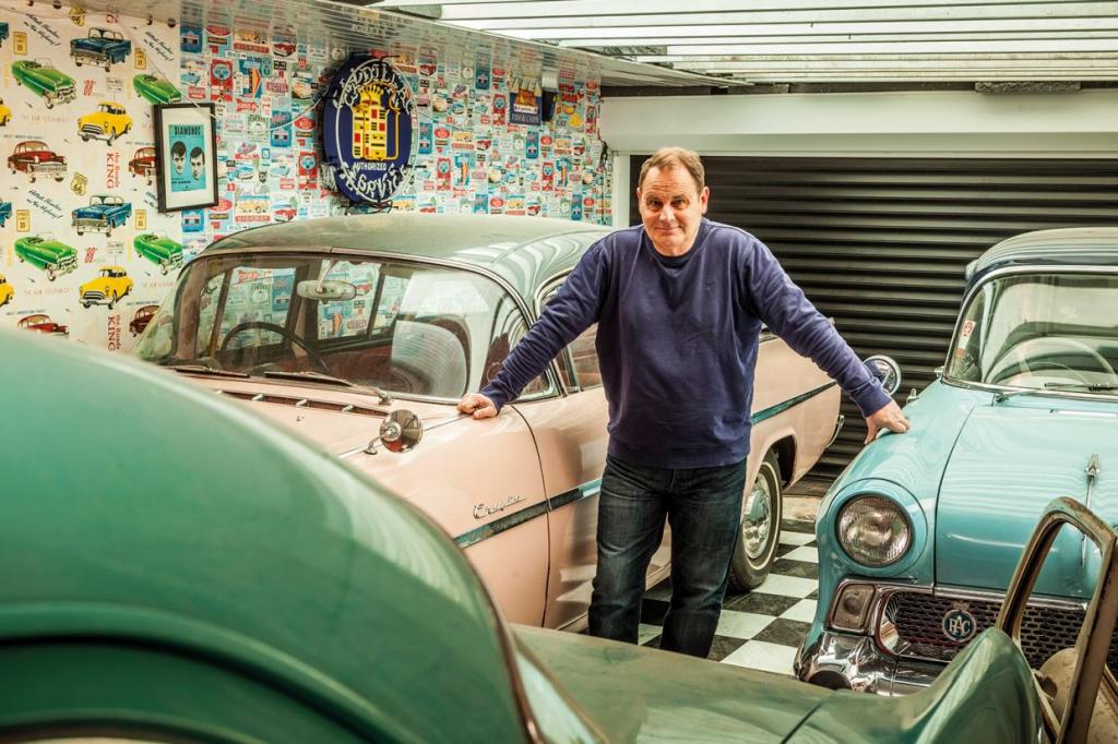 «Я живу для этой эпохи!»: коллекционер сам построил гараж для 11 ретроавтомобилей в стиле 1950 х годов