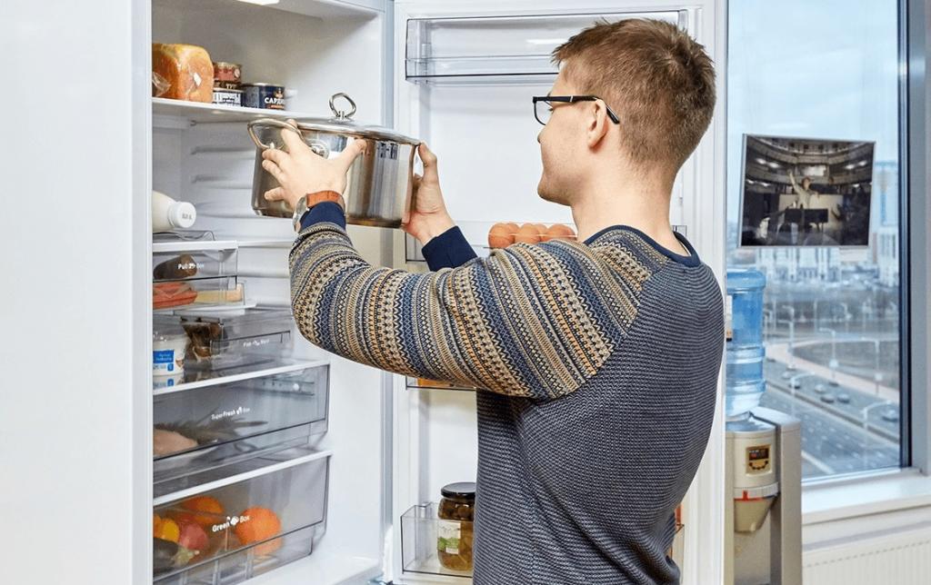 Перезагрузка холодильника. Холодильник с едой. Холодильник с сотейником. Человек в холодильнике. Кастрюля в холодильнике.
