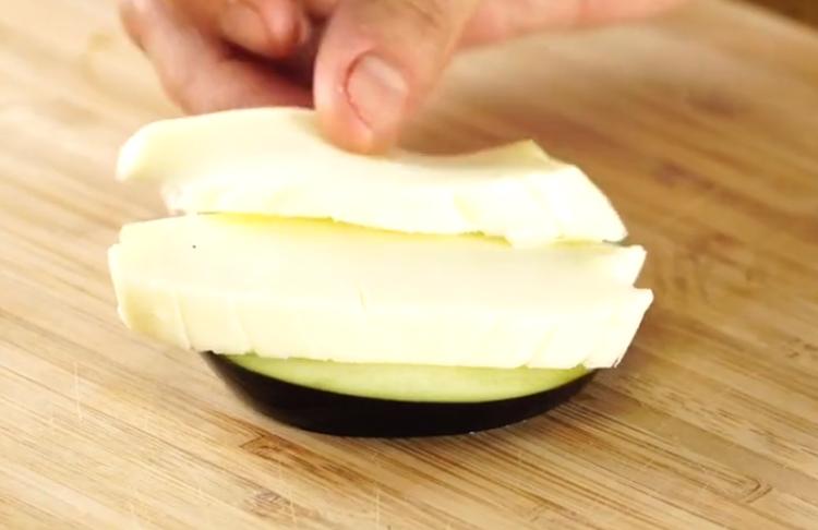 Между двух колечек баклажана кладу сыр и обжариваю в панировке: подаю со сливочно-томатным соусом. Рецепт довольно прост, справится и новичок