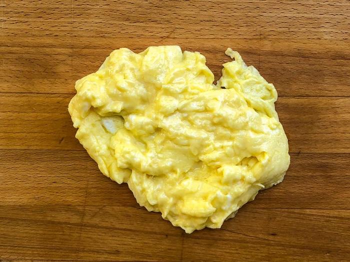 Муж взбивал яйца для болтуньи в тарелке, жена - в сковороде: результат разный (а что еще может повлиять на вкус обыкновенной яичницы)