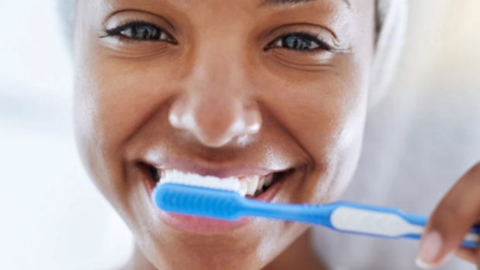 Поступаю так всякий раз, когда необходимо справиться с волнением: чищу зубы необычным способом