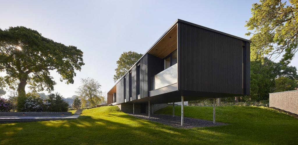 Архитекторы делятся очередным творением: на этот раз они построили дом для отдыха из черного дерева на английском побережье