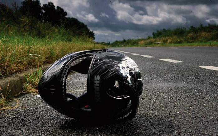 Недавно ехала за рулем и увидела мотоциклетный шлем, лежащий на дороге: муж объяснил, что в таком случае нужно немедленно остановиться