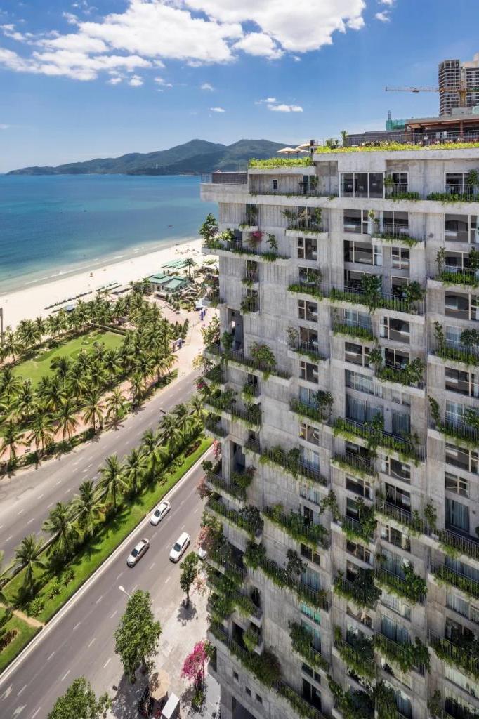 Архитекторы построили прибрежный отель во Вьетнаме с зелеными балконами: фасады здания буквально напичканы деревьями и цветами