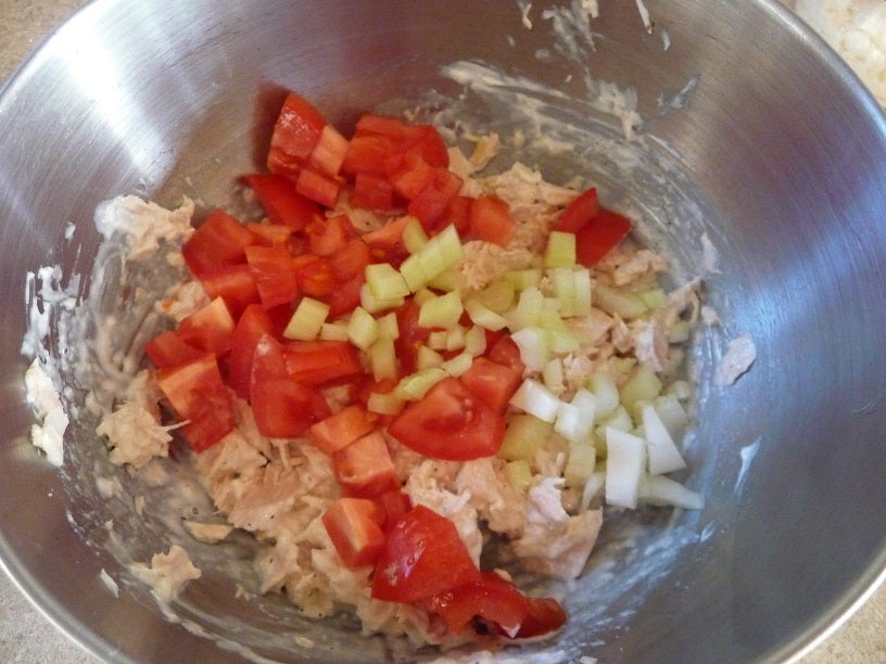 Из тунца делаю сытный салатик и подаю его с хрустящими начос: отличная идея для семейного ужина